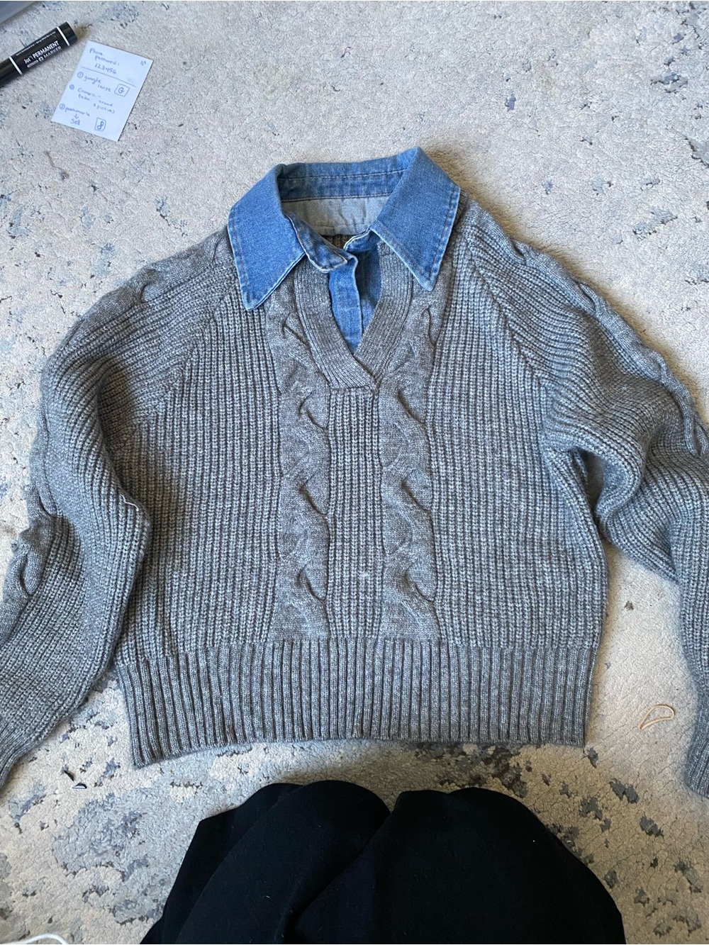 Commense Gray Cable-Knit V-Neck Sweater with Blue Denim Collar
